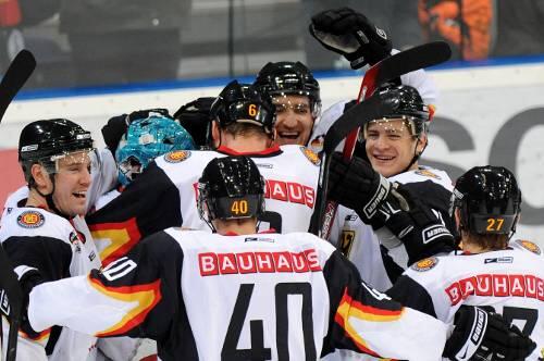 Olympischer Jubel: Die deutschen Eishockeyspieler, die das Ticket für die Spiele in Vancouver gelöst haben.