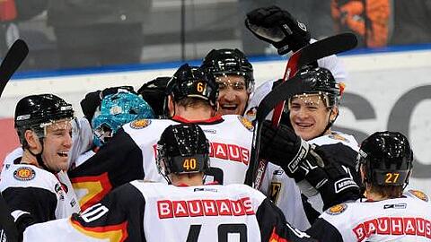 Olympischer Jubel: Die deutschen Eishockeyspieler, die das Ticket für die Spiele in Vancouver gelöst haben.
