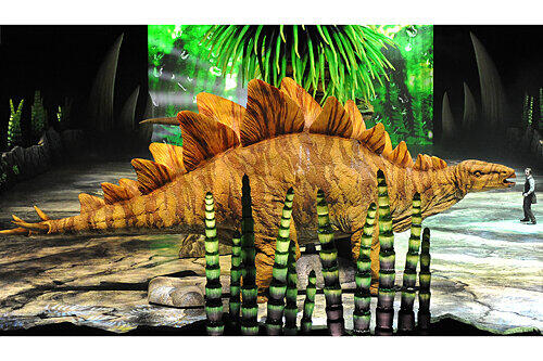 Die gewaltige Dimension der Dinosaurier wird deutlich im Vergleich zum Menschlein rechts.