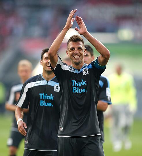 Guillermo Vallori, Note 2
Der im Pokal noch gesperrte Kapitän ist zurück. Ohne Folgen gleich den ersten Zweikampf verloren, dann mit einer wichtigen Rettungstat. Fels in der Brandung, musste oft für seine Kollegen klären.