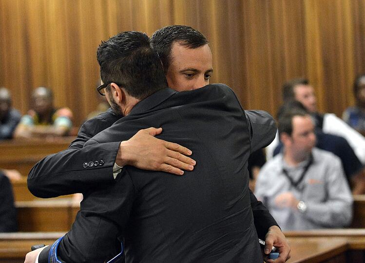 Oscar Pistorius umarmt seinen Bruder Carl.