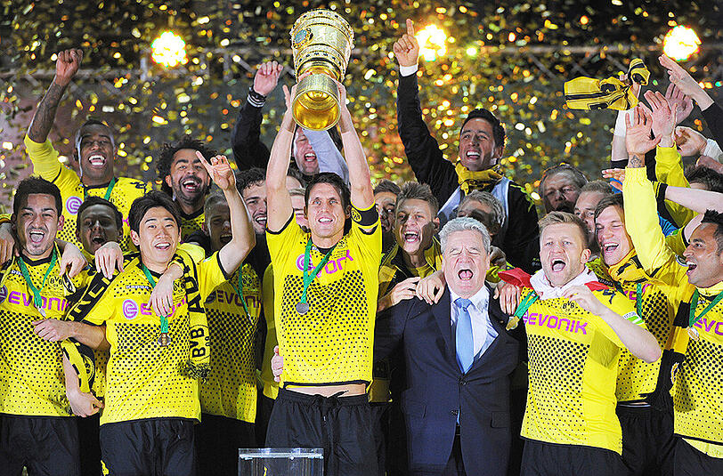 12. Mai 2012, Pokalfinale: Dortmund - FC Bayern 5:2

Meister Dortmund krönt im DFB-Pokalfinale eine traumhafte Saison und feiert das erste Double der Vereinsgeschichte. Der FC Bayern liefert vor allem in der Abwehr eine desaströse Leistung, Trainer Jupp Heynckes bezeichnet den Auftritt anschließend als "katastrophal".