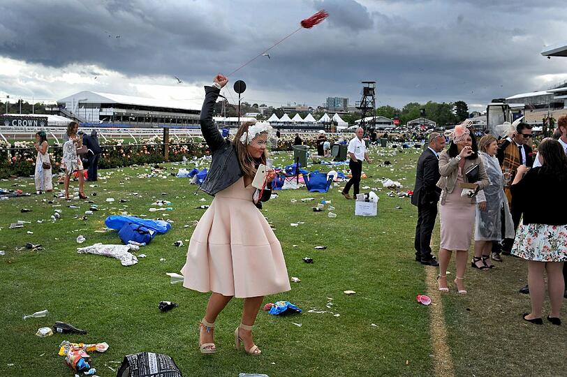 Da wurde das Galopprennen zur Nebensache: Die wilde Saufparty der Pferdefans beim Melbourne Cup in Australien.