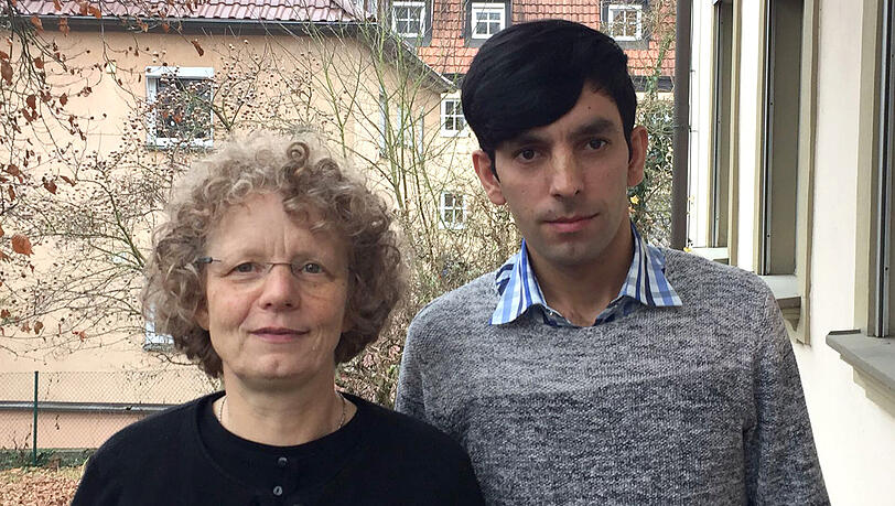 Der Flüchtling Hasib A. (r) steht am 18.12.2016 neben der Pfarrerin Doris Otminghaus am evangelischen Pfarrhaus in Haßfurt. Der 22-jährige Afghane ist im Kirchenasyl untergekommen und entkam damit der ersten Sammelabschiebung von Deutschland nach Kabul. Der Flüchtling Hasib A. (r) steht am 18.12.2016 neben der Pfarrerin Doris Otminghaus am evangelischen Pfarrhaus in Haßfurt. Der 22-jährige Afghane ist im Kirchenasyl untergekommen und entkam damit der ersten Sammelabschiebung von Deutschland nach Kabul.