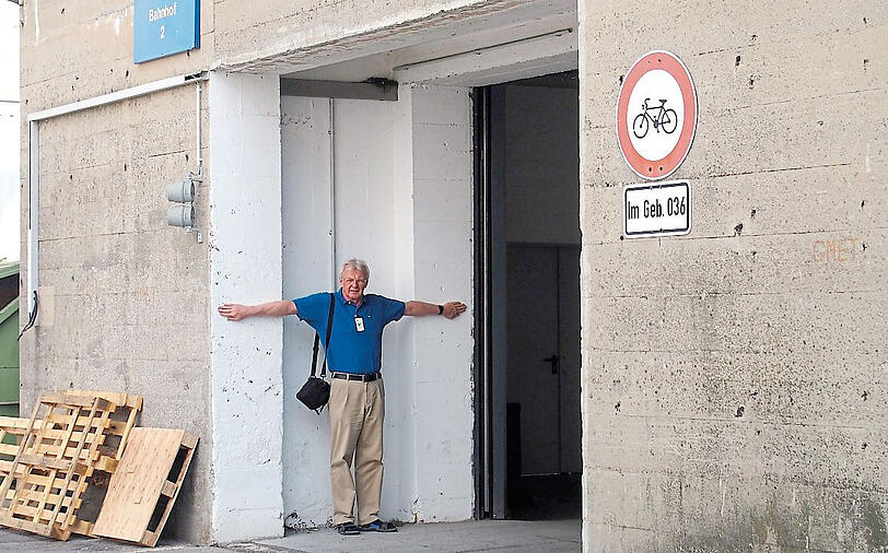 Klaus Mai vor den dicken Mauern des Bunkers: Radeln ist drin verboten.
