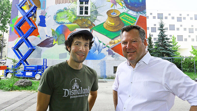 Zwei für Straßenkunst (v.l.): Sebastian Pohl vom Verein "Positive Propaganda" mit Bürgermeister Josef Schmid (CSU).