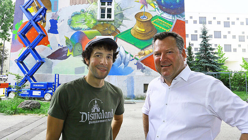 Zwei für Straßenkunst (v.l.): Sebastian Pohl vom Verein "Positive Propaganda" mit Bürgermeister Josef Schmid (CSU). Zwei für Straßenkunst (v.l.): Sebastian Pohl vom Verein "Positive Propaganda" mit Bürgermeister Josef Schmid (CSU).