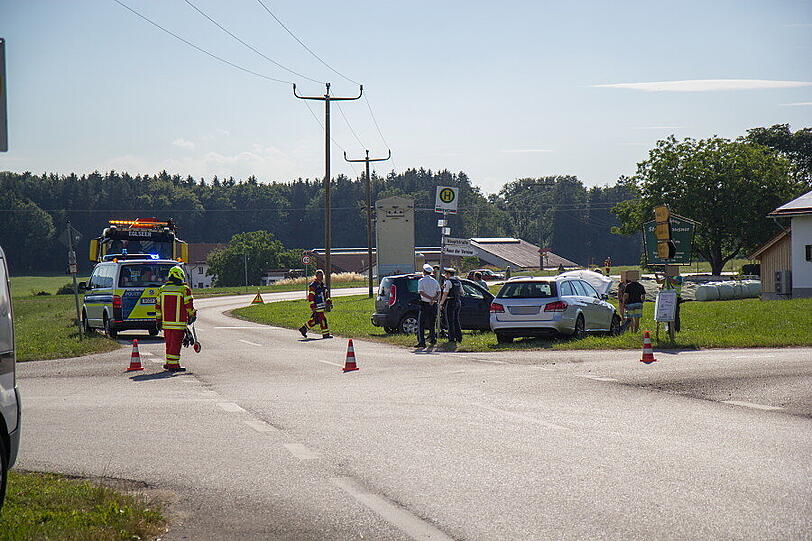 Bei einem Unfall an einer Kreuzung in Weildorf ist am Freitag eine Person schwer verletzt worden. Ein Mercedes-Fahrer hatte einen Skoda übersehen - es kam zum Zusammenstoß.