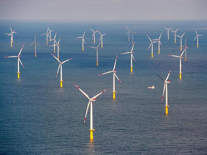 Blick auf Windräder eines Offshore-Windparks in der Nordsee.