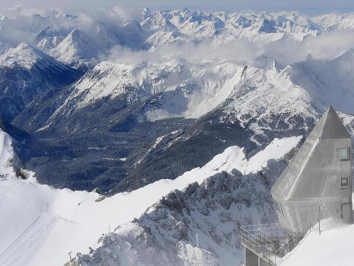 Schnee liegt am Gipfel der Zugspitze. Foto: Angelika Warmuth/dpa/Archivbild
