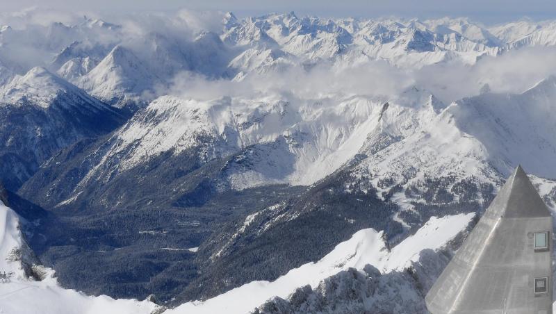 Schnee liegt am Gipfel der Zugspitze. Foto: Angelika Warmuth/dpa/Archivbild Schnee liegt am Gipfel der Zugspitze. Foto: Angelika Warmuth/dpa/Archivbild