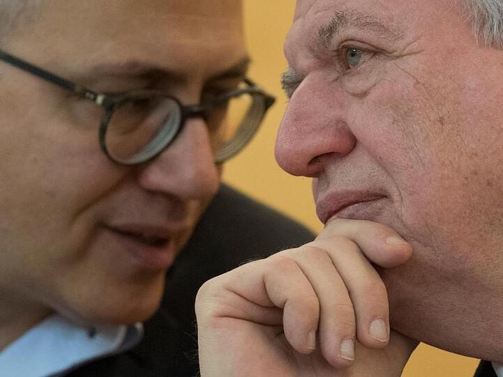 Der hessische Ministerpräsident Volker Bouffier (r) und Wirtschaftsminister Tarek Al-Wazir während einer Debatte im Landtag.