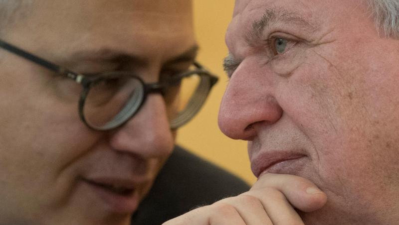 Der hessische Ministerpräsident Volker Bouffier (r) und Wirtschaftsminister Tarek Al-Wazir während einer Debatte im Landtag. Der hessische Ministerpräsident Volker Bouffier (r) und Wirtschaftsminister Tarek Al-Wazir während einer Debatte im Landtag.