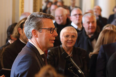 Bayerns Kunstminister Markus Blume mit Kulturstaatsministerin Claudia Roth und seinem Vorgänger Ludwig Spaenle beim Empfang nach dem Konzert im Nationaltheater. Bayerns Kunstminister Markus Blume mit Kulturstaatsministerin Claudia Roth und seinem Vorgänger Ludwig Spaenle beim Empfang nach dem Konzert im Nationaltheater.