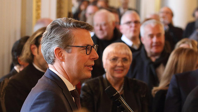 Bayerns Kunstminister Markus Blume mit Kulturstaatsministerin Claudia Roth und seinem Vorgänger Ludwig Spaenle beim Empfang nach dem Konzert im Nationaltheater. Bayerns Kunstminister Markus Blume mit Kulturstaatsministerin Claudia Roth und seinem Vorgänger Ludwig Spaenle beim Empfang nach dem Konzert im Nationaltheater.