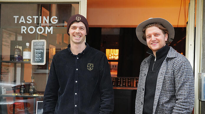 Paul-Georg Martin (l.) und Leonard Vinçon vor ihrem Laden im Westend. Hier darf jeder mal probieren.