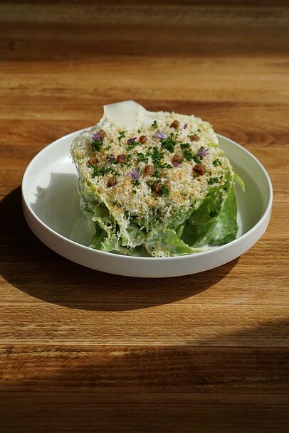 Kopfsalat mit Schottenkäse und Schnittlauchblüten. Kopfsalat mit Schottenkäse und Schnittlauchblüten.