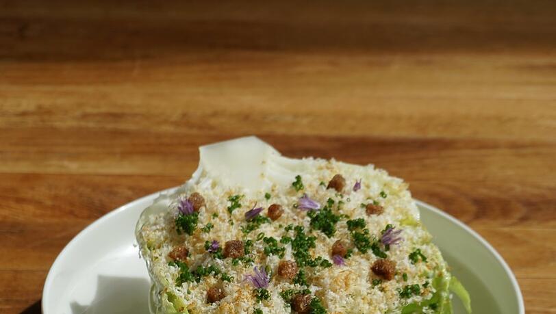 Kopfsalat mit Schottenkäse und Schnittlauchblüten. Kopfsalat mit Schottenkäse und Schnittlauchblüten.