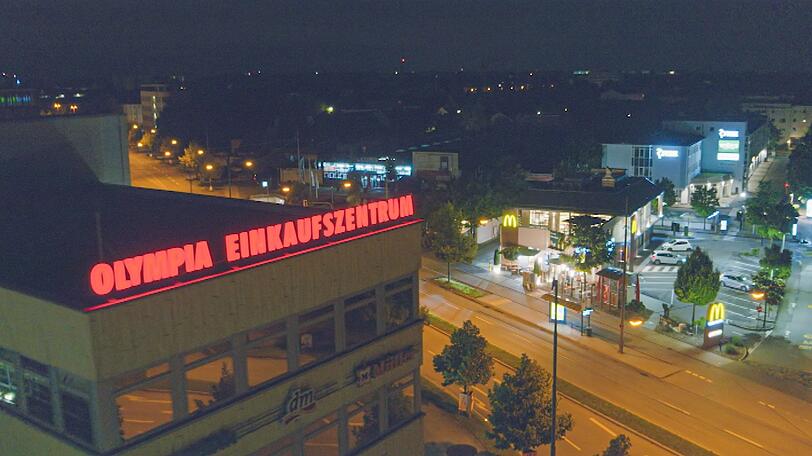 Infolge der Schüsse im und ums Olympia Einkaufzentrum brach in der Stadt München an vielen entfernteren Orten - grundlos - Panik aus. Infolge der Schüsse im und ums Olympia Einkaufzentrum brach in der Stadt München an vielen entfernteren Orten - grundlos - Panik aus.