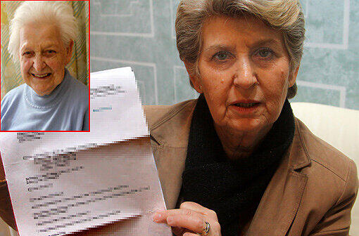 Elisabeth Bauer (64) mit dem Brief der Krankenkasse. Ihre Mutter Lisbeth (kleines Bild) wurde fälschlich für tot erklärt.