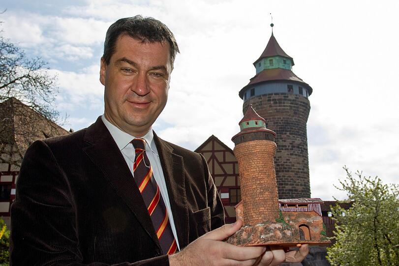 ...Markus Söder: "Warum er Finanzminister geworden ist? Ganz einfach: Warum nicht? Wobei Seehofer betont hat, wie viele Alternativen er gehabt hätte. Er meinte, da gäbe es diesen Herrn Pschierer. Der sei Staatssekretär im Finanzministerium, hätte unheimlich viel Ahnung von der Materie, könne es aber da draußen nicht so gut erklären. Drum hätte er sich gedacht, er nimmt lieber die Frau Haderthauer. Die hätte nämlich überhaupt keine Ahnung von der Materie. Könne es aber sehr gut erklären.
Und dann erst hat er sich gedacht: Dann nimmt er lieber den Söder. Weil der kann weder das eine noch das andere."
