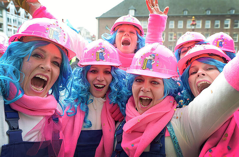 Die Karnevalszeit hat begonnen! Klicken Sie sich durch die ersten Bilder der Weiberfastnacht in Köln!
