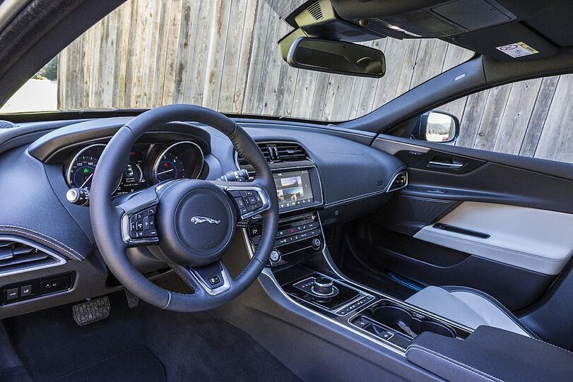 Die Jaguar-Sportlimousine XF ist jetzt auch mit 180 PS-Diesel und Allradantrieb zu haben.