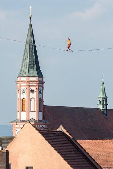 169 Meter spannte sich die Slackline zwischen dem Turm der Basilika St. Jakob und dem Stadtturm.
