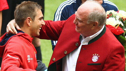 Philipp Lahm und Uli Hoeneß (rechts) im Mai bei der Verabschiedung des langjährigen Bayern-Kapitäns.