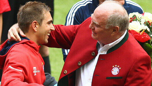 Philipp Lahm und Uli Hoeneß (rechts) im Mai bei der Verabschiedung des langjährigen Bayern-Kapitäns. Philipp Lahm und Uli Hoeneß (rechts) im Mai bei der Verabschiedung des langjährigen Bayern-Kapitäns.