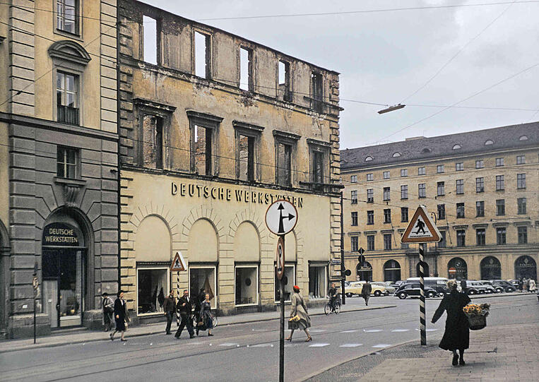 1956: das Arco-Palais am Wittelsbacherplatz, Ecke Brienner Straße. Erst 1962 wird der zumindest äußerlich rekonstruierte Bau wieder eröffnet.