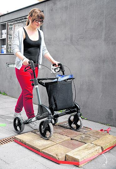 AZ-Reporterin Anne Kostrzewa ist mit einem Rollator unterwegs, der nur 7,5 Kilo wiegt. Trotzdem ist es nicht leicht, damit über Bordsteine zu kommen, wie sich herausstellt.