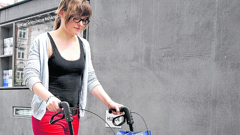 AZ-Reporterin Anne Kostrzewa ist mit einem Rollator unterwegs, der nur 7,5 Kilo wiegt. Trotzdem ist es nicht leicht, damit über Bordsteine zu kommen, wie sich herausstellt. AZ-Reporterin Anne Kostrzewa ist mit einem Rollator unterwegs, der nur 7,5 Kilo wiegt. Trotzdem ist es nicht leicht, damit über Bordsteine zu kommen, wie sich herausstellt.