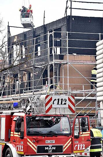Am frühen Donnerstagmorgen kam es zu einem Brand auf einer Baustelle in der Von-Kahr-Straße. Der Rohbau eines Mehrfamilienhauses wurde komplett zerstört.