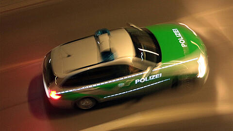 In der Nacht von Dienstag auf Mittwoch verfolgte die Polizei einen 35-Jährigen in Sauerlach. Er war betrunken und stand unter Drogen. (Symbolbild)