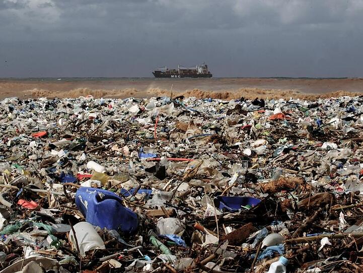 Plastikmüll liegt an einem Strand des Distrikts Keserwan nördlich der libanessischen Hauptstadt Beirut.