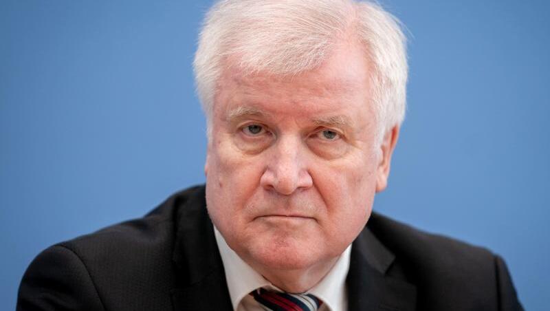 Horst Seehofer, Bundesminister des Innern, für Bau und Heimat, Ende Januar in der Bundespressekonferenz in Berlin. Horst Seehofer, Bundesminister des Innern, für Bau und Heimat, Ende Januar in der Bundespressekonferenz in Berlin.