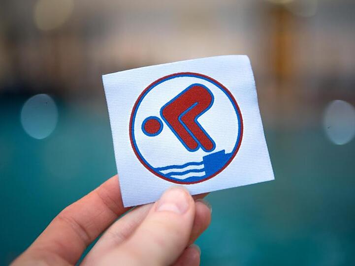 Paketsprung vom Ein-Meter-Brett. 15 Minuten Schwimmen ohne Pause. Zwei Meter Tieftauchen. Das sind einige der Anforderungen für das Bronze-Abzeichen, den Freischwimmer.
