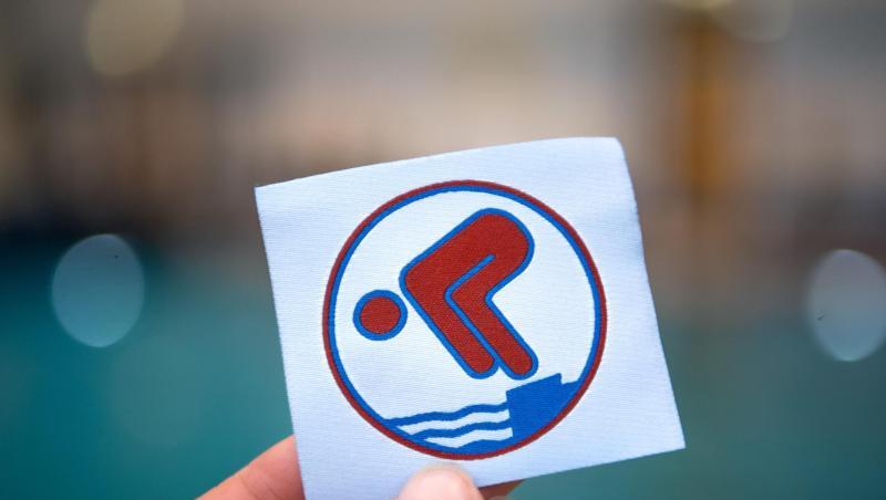 Paketsprung vom Ein-Meter-Brett. 15 Minuten Schwimmen ohne Pause. Zwei Meter Tieftauchen. Das sind einige der Anforderungen für das Bronze-Abzeichen, den Freischwimmer. Paketsprung vom Ein-Meter-Brett. 15 Minuten Schwimmen ohne Pause. Zwei Meter Tieftauchen. Das sind einige der Anforderungen für das Bronze-Abzeichen, den Freischwimmer.