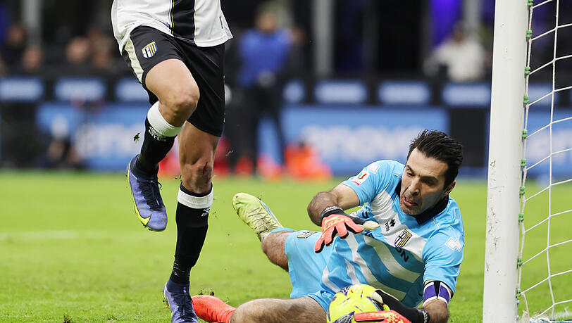 Mit 44 Jahren noch fit wie früher: Gigi Buffon beim FC Parma Mit 44 Jahren noch fit wie früher: Gigi Buffon beim FC Parma