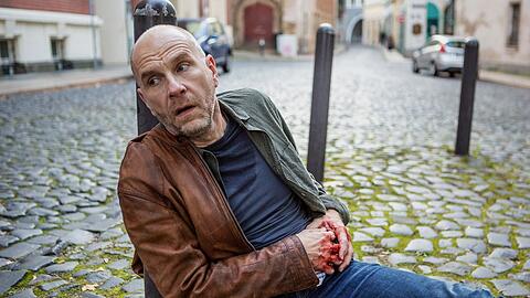 "Wolfsland: Kein Entkommen": Butsch (Götz Schubert) ist schwach, aber nicht schwer verletzt.