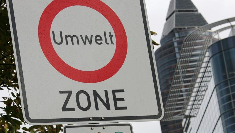Bald gibt es auch für Autos mit roter Plakette Fahrverbot. Bald gibt es auch für Autos mit roter Plakette Fahrverbot.