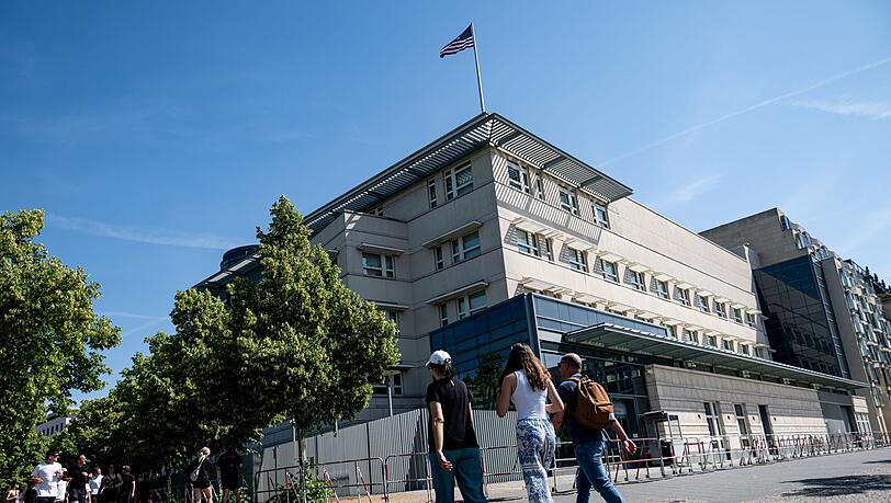 Die US-amerikanische Botschaft in Berlin lobt das mutige Eingreifen des 20 Jahre alten US-Bürgers. Laut Polizei soll er eingeschritten sein, als zwei Männer junge Frauen belästigten. Daraufhin wurde der 20-Jährige mit einem Messer angegriffen. (Archivbild)