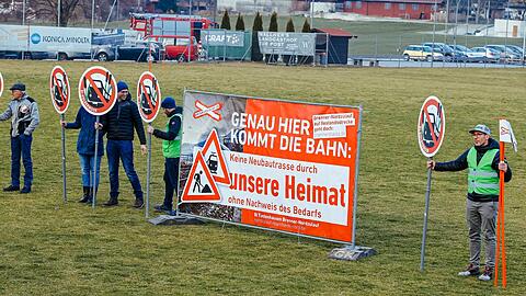 Anwohner protestieren seit Jahren gegen den geplanten Neubau von Gleisen. (Archivfoto)