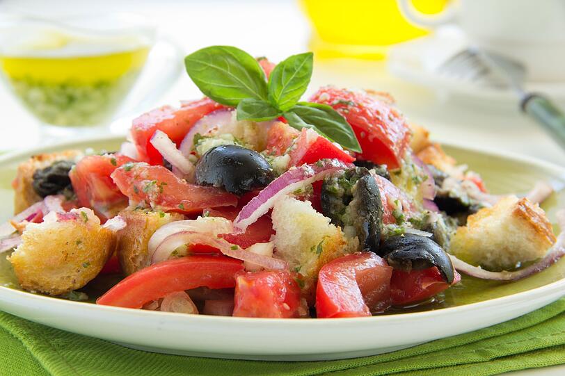 Italienischer Brotsalat, Panzanella-Salat genannt, kann auf unterschiedliche Weise mit dem Brot von vorgestern zubereitet werden: Sie k&ouml;nnen St&uuml;cke davon in Wasser aufweichen oder W&uuml;rfel mit Fett in der Pfanne r&ouml;sten. Anschlie&szlig;end geben Sie Tomaten, Zwiebeln, Kr&auml;uter und andere frische Zutaten nach Belieben dazu und machen den Salat mit Essig und &Ouml;l an.