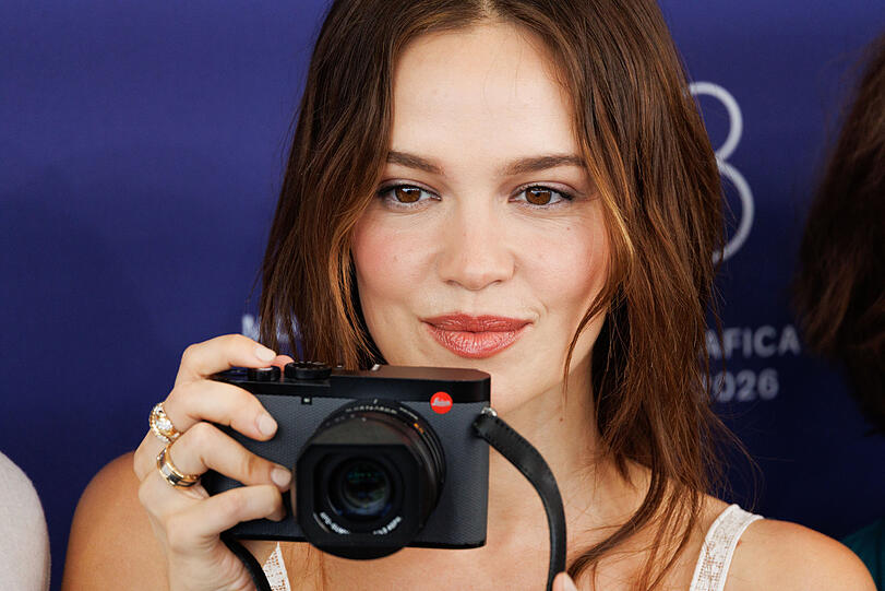Emilia Schüle spielt das „Mädchen mit der Leica“ und hält eine moderne Leica in der Hand. Emilia Schüle spielt das „Mädchen mit der Leica“ und hält eine moderne Leica in der Hand.