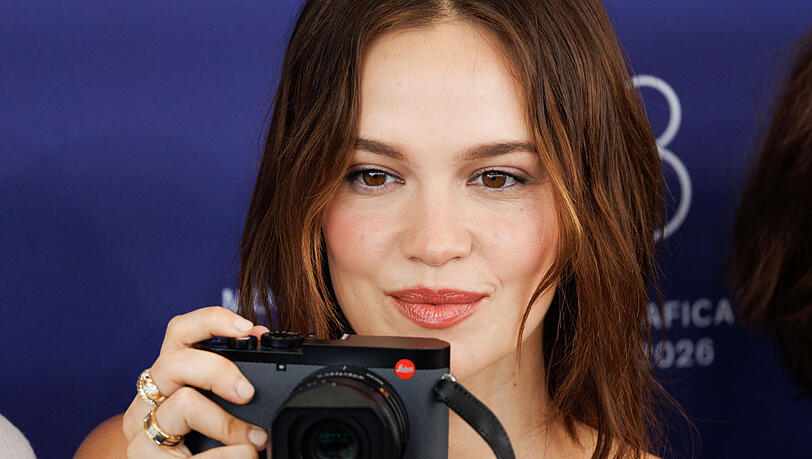 Emilia Schüle spielt das „Mädchen mit der Leica“ und hält eine moderne Leica in der Hand. Emilia Schüle spielt das „Mädchen mit der Leica“ und hält eine moderne Leica in der Hand.