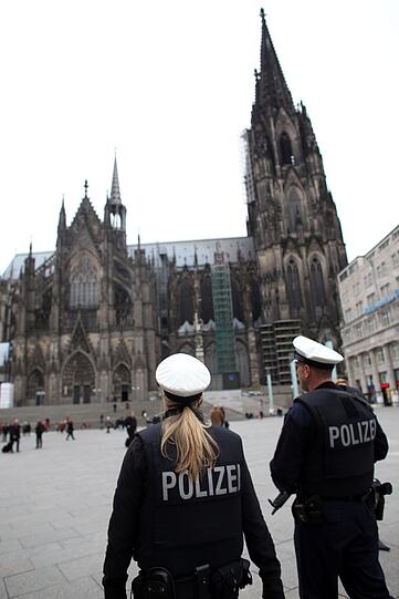 24. September 2008: Drei Jugendliche locken in Köln zwei Polizisten in einen Hinterhalt, die zu einem Hilfseinsatz gerufen worden waren. Die Angreifer werden in die Flucht geschlagen. Die später festgenommenen 15, 16 und 17 Jahre alten Täter sagen aus, sie wollten die Beamten mit Messern töten und deren Dienstwaffen bei islamistischen Terroranschlägen nutzen.