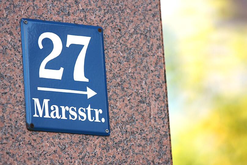Angeblich gibt es schon seit 240 Jahren Hausnummern in München. So alt ist diese allerdings nicht. Aber schön blau.