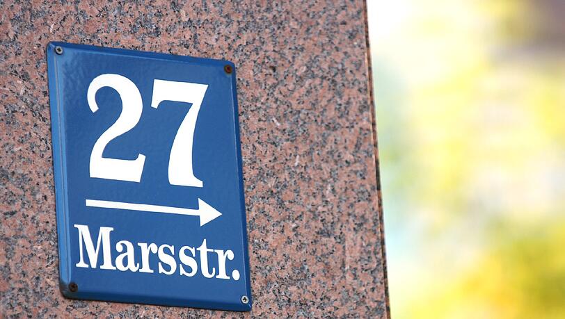 Angeblich gibt es schon seit 240 Jahren Hausnummern in München. So alt ist diese allerdings nicht. Aber schön blau. Angeblich gibt es schon seit 240 Jahren Hausnummern in München. So alt ist diese allerdings nicht. Aber schön blau.